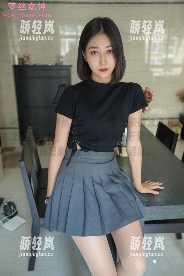 MSLASS梦丝女神 - 玥玥拿出来的泳池派对资源，哇，里面的水波涌动着阳光，我开始想象一段浪漫的水下邂逅。