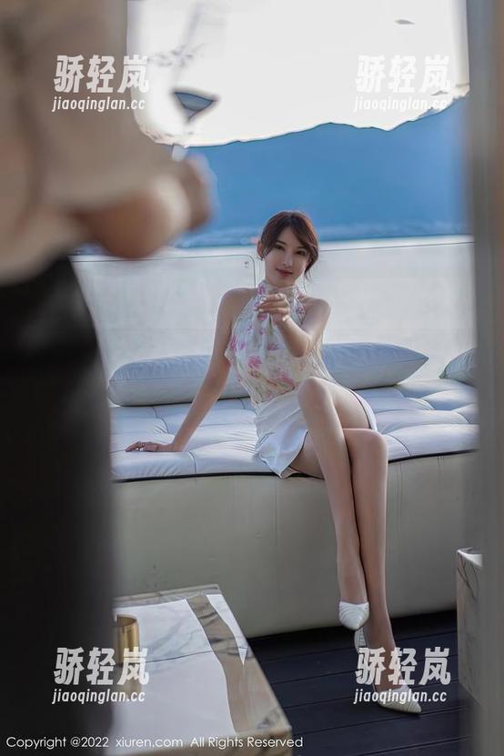 Xiuren秀人网-大美媚京 Xiuren秀人网 - 大美媚京的网袜写真,主题是‘你敢不敢看’?