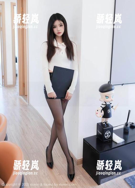 Xiuren秀人网 - 让壁纸说出心声：尹甜甜的美脚让我睡不着