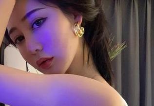 微密圈 - 制服不只是一种穿着，就像不爱笑的赛琳的写真一样让人琢磨