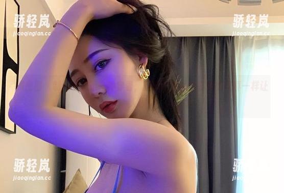 不爱笑的赛琳 微密圈 - 制服不只是一种穿着,就像不爱笑的赛琳的写真一样让人琢磨