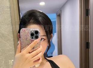 微密圈 - 不爱笑的赛琳，套图中那种漫不经心的姿态，偏偏又引人注目，厉害。