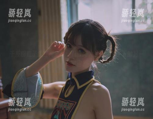 千反田鹿子 千反田鹿子的红裙全集:是时尚大片还是裙子下的另一个宇宙?