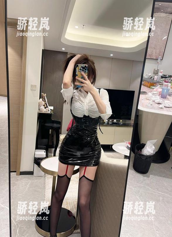 微密圈 - 泳衣的优雅与顽皮，奔跑的晶骡子最新写真带你寻找平衡！