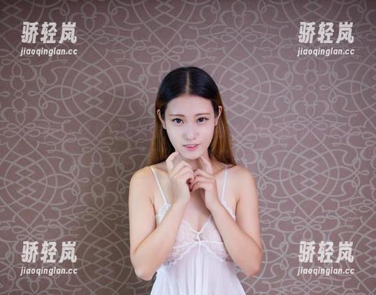 尤物馆-艾小青 尤物馆 - 这样美腿翘臀,下载艾小青的黑丝图集能否让我成“骚”粉?你来评判!