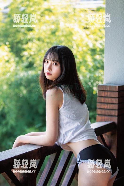 泳池水花四溅，念雪ww飞扬——原图里的活力，壁纸里藏着轻松时光。