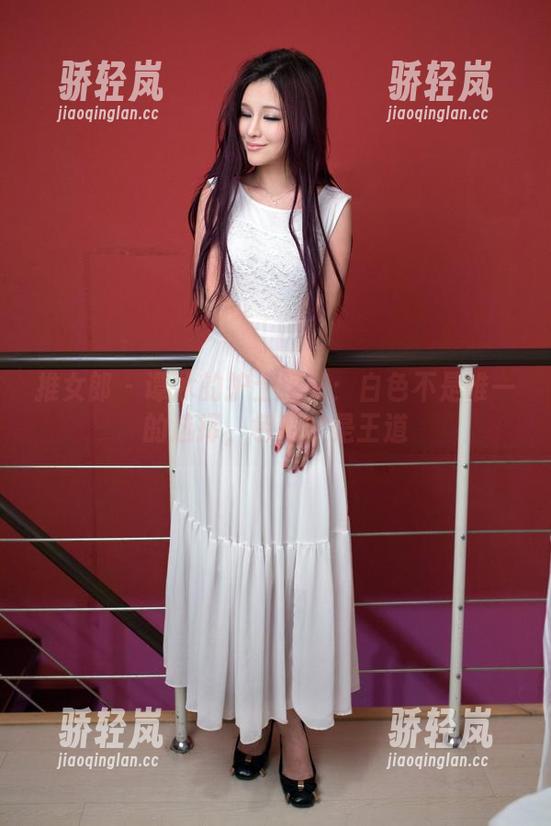 推女郎 - 谭冰的护士图集：白色不是唯一的选择，色彩才是王道