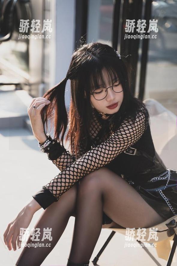 柒柒不可爱 裸足也是一种态度,柒柒不可爱私房写真另类风!