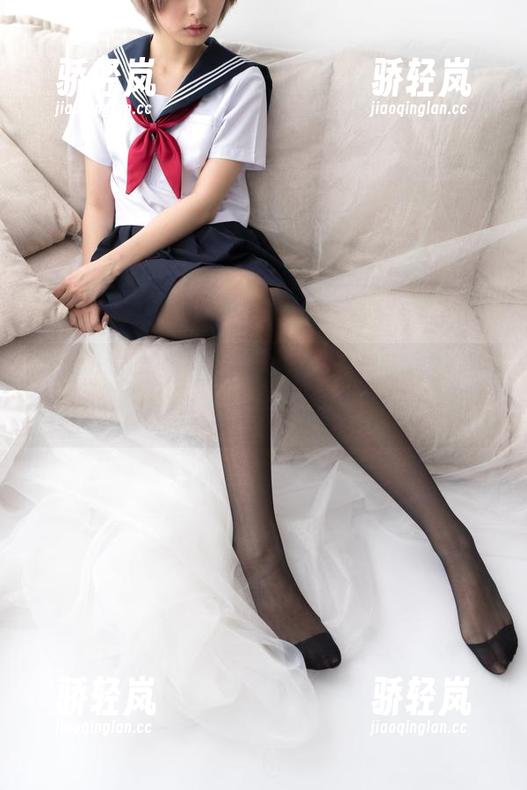 女生与白衬衣的相遇在森萝财团图库，一种微微的韵味，恰到好处。