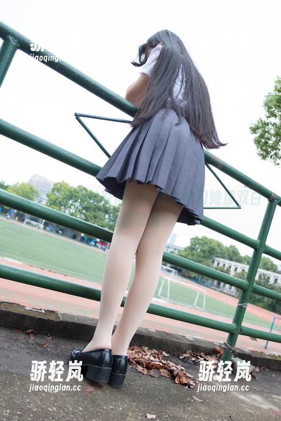 森萝财团私拍时间：肉丝妹妹和她那双白船袜的调调