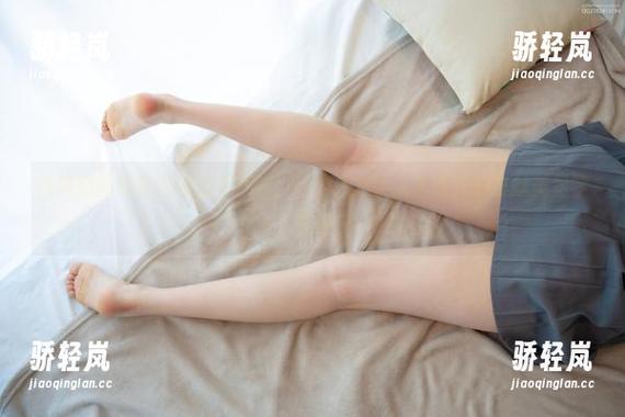 森萝财团这套图到底有多好，让我想起了大学时光的白丝美足学生妹