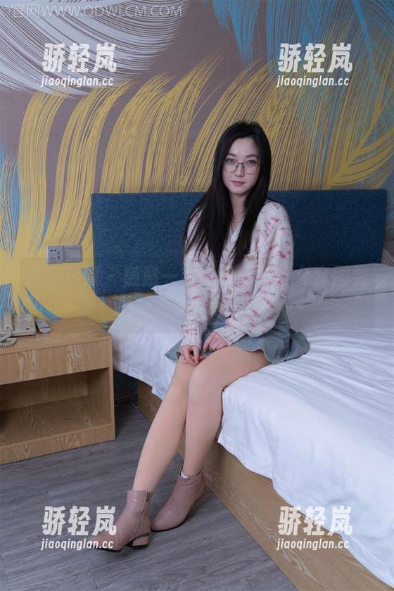 物恋传媒 - 随意一刻：嘉木的天台套图资源，好像在玩游戏！