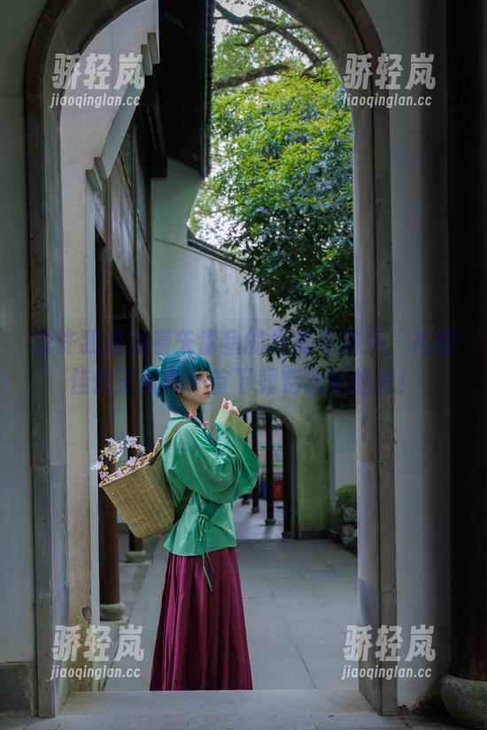 也许我是对着矢量鱼的作品集发呆，礼服佳代子就像一首下载后念叨的诗！