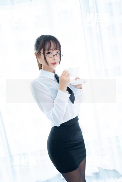 冬日里，神楽坂真冬的光秀，绝对企划的套图下载，让人无从拒绝。