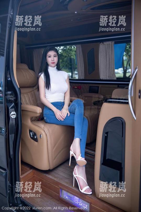 秀人网 - 是小逗逗的私拍：糖衣下的女孩，能甜透你的屏幕吗？