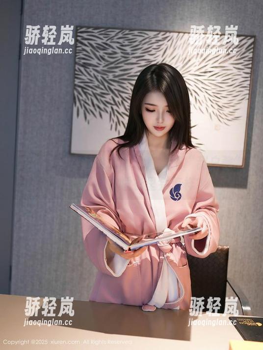 秀人网-甜白酱 秀人网 - 作品吟唱着:直接把“甜白酱”扔进舒适的睡衣里会怎样?