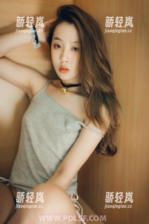 轰趴猫 - 姗姗就打奥特曼的白衬衫：一个让你念念不忘的图包，像是在趴着偷看她的衣柜！