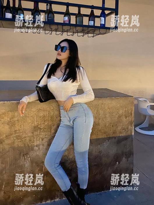微密圈 - 在陈佩奇的原图里，白丝学生装的柔和气息直击心头，这个氛围好亲切。