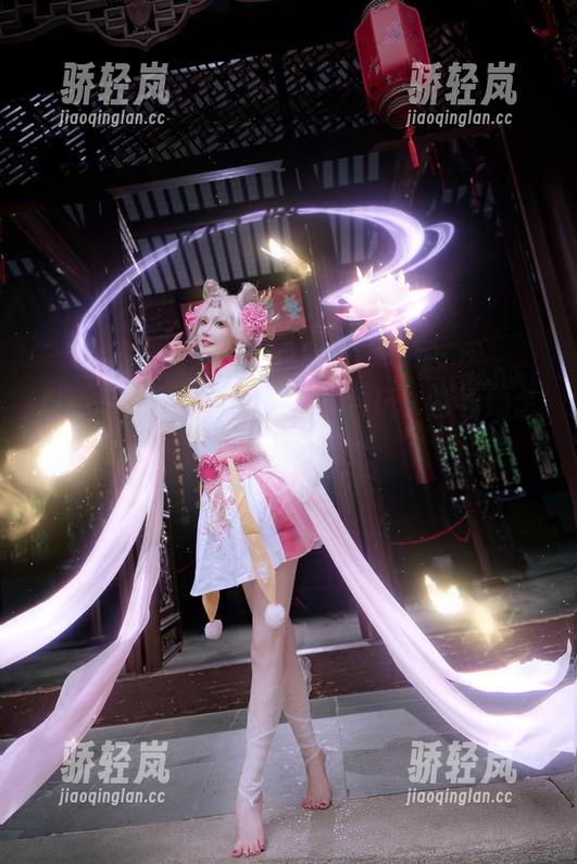 粉色写真？露儿大魔王真会玩，看看她怎么“驾驭”。