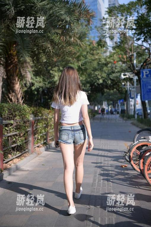 魔镜街拍 - 那一刻，婷婷的白色吊带亮了，黑丝美腿更是永不过时的搭档！